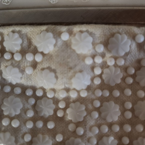 Vintage 60s lucite White Beaded Kiss Clasp Evening Bag Silver Chain flapper - Picture 12 of 14